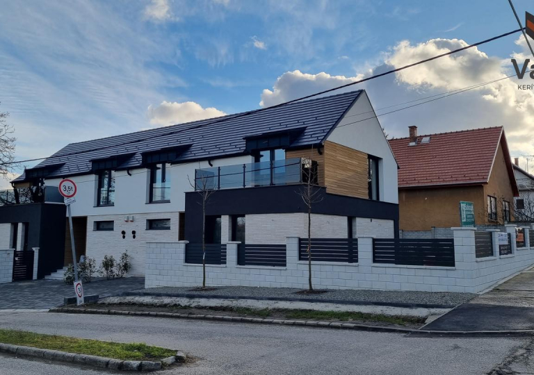 Alumínium 100mm-es kerítéselemeink, RAL7016 Antracit színben, 20mm hézaggal